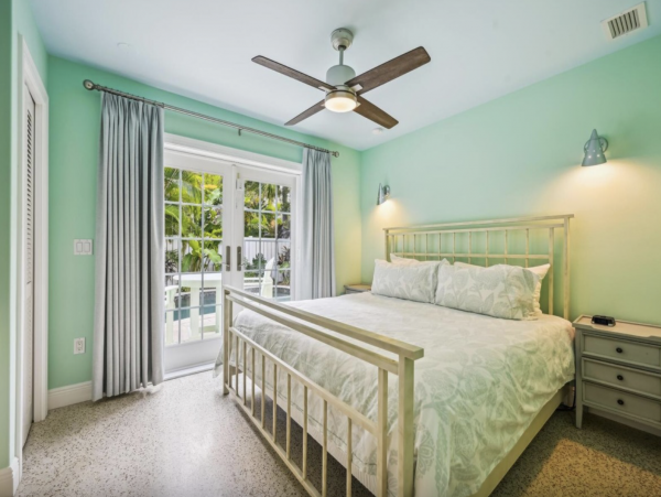 Holmes Beach One Bedroom Vacation Cottage With Private Pool